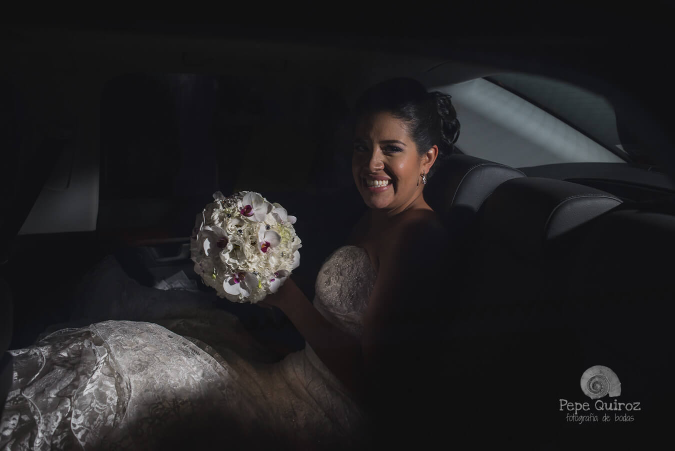 fotografía de bodas villa antigua ya en el auto rumbo a tequisquiapan